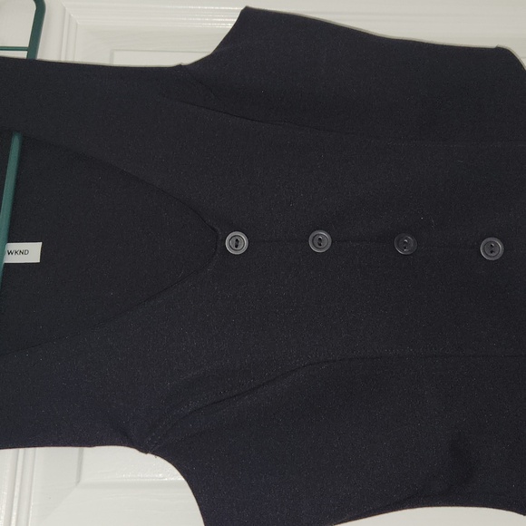 Black Sleeveless Vest - Picture 3 of 4